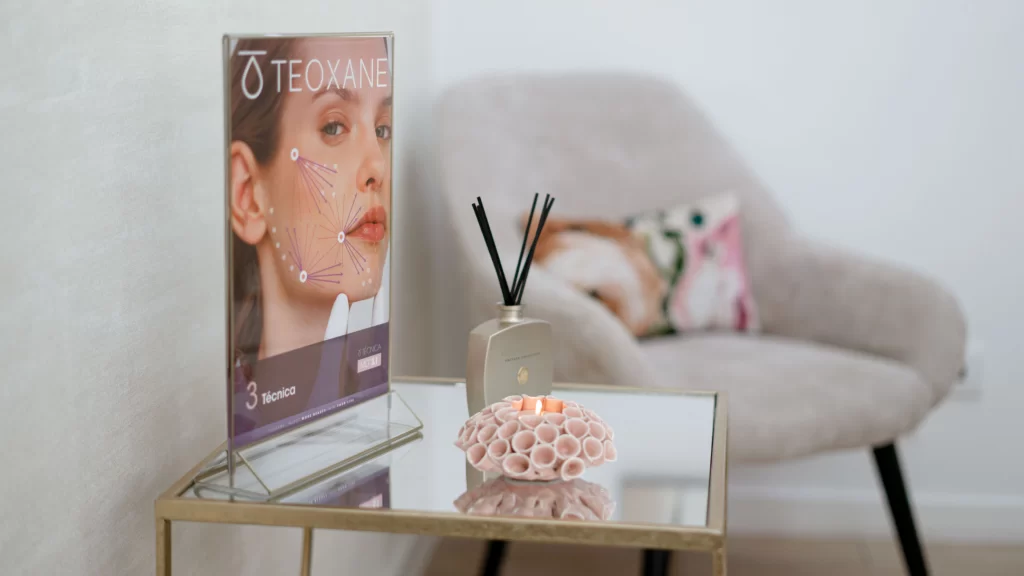 Mesa decorativa com material promocional Teoxane e ambiente acolhedor da sala de espera do Centro de Estética Leontina Santos.