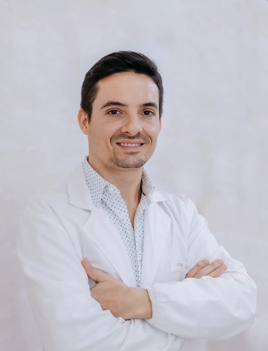 r. Eddy Costa, médico especialista em Medicina Estética, parceiro do Centro de Estética Leontina Santos
